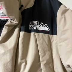 ファーストダウン　　フード付きブルゾン