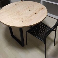 テーブル　(直径90センチ）とIKEAの椅子