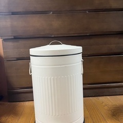 ニトリ　ゴミ箱ペダルペールソフトクローズ　20L アイボリー