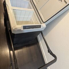 ポータブル 冷凍 冷蔵庫 45L -20℃～20℃ 2室独立温度制御【 車載 低電圧保護・耐震設計 】【 バッテリー内蔵可能 】【 大型ホイール＆牽引ハンドルで楽々運搬 】 4WAY電源対応 急速冷凍 大容量 省エネ 静音 LCD温度表示 庫内灯付き USB充電ポート AC・DCコード付き 車載 車中泊 アウトドア キャンプ 釣り BBQ 災害時に大活躍