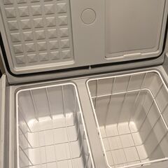 ポータブル 冷凍 冷蔵庫 45L -20℃～20℃ 2室独立温度制御【 車載 低電圧保護・耐震設計 】【 バッテリー内蔵可能 】【 大型ホイール＆牽引ハンドルで楽々運搬 】 4WAY電源対応 急速冷凍 大容量 省エネ 静音 LCD温度表示 庫内灯付き USB充電ポート AC・DCコード付き 車載 車中泊 アウトドア キャンプ 釣り BBQ 災害時に大活躍