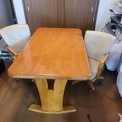 テーブル　椅子２