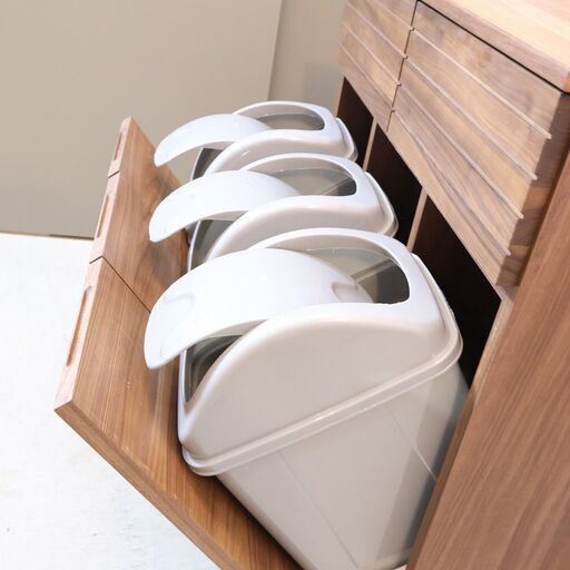 ISSEIKI(一生紀)のLarge(ラルジュ)のウォールナット材 ダストボックスです。ペールが3つ付属しているので生活感が出るゴミ箱をシンプルに収納できます。ナチュラルテイストなどにオススメです♪ ISSEIKI(一生紀)のLarge(ラルジュ)のウォールナット材 ダストボックス