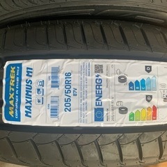 🉐新品　車のパーツ タイヤ4本