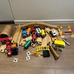 トーマスの汽車付き木の汽車のレールのおもちゃです