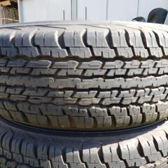 ダンロップGRANDTREK AT22
サイズ  235/75R15当時のアルミホイール付き4本セット