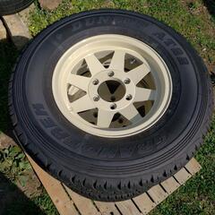 ダンロップGRANDTREK AT22
サイズ  235/75R15当時のアルミホイール付き4本セット