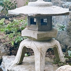 庭に置く石の灯篭２つ
