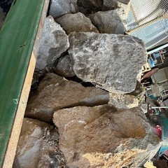 土留め用の御影石ダンプ一杯