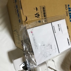 ロックミシン、使えます、箱など一式有ります。