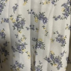 花柄の白いロングスカート