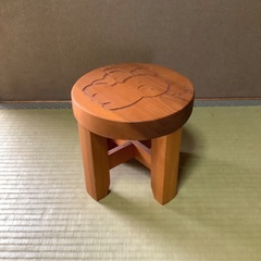 子供が座るような小さな木製の椅子