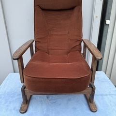 今週限定値引　木製で回転する椅子、状態美品！ (背もたれも倒れます)