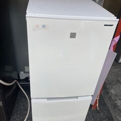☆中古￥17,800！SHARP　152㍑2ドア冷蔵庫　家電　SJ-15E8-KW型　2021年製　幅50cmｘ奥行60cmｘ高さ121cm　【BD061】 ☆中古￥17,800！SHARP 152㍑2ドア冷蔵庫 家電 SJ-15E8-KW型 2021年