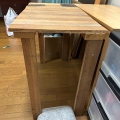 手作りの木製テーブル