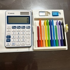 電卓と色鉛筆
