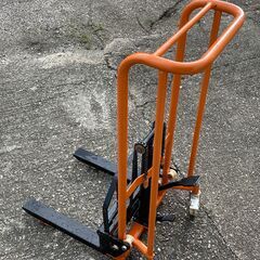値下げ済み：200kgまでの荷物を、手動で持ち上げできるハンドフォークリフト