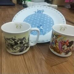 【ワンコイン500円！】ディズニーのマグカップ×2個と大皿×1枚...