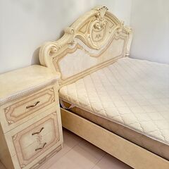 イタリア製高級ダブルベッド＆ナイトテーブル