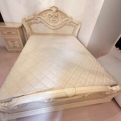 イタリア製高級ダブルベッド＆ナイトテーブル