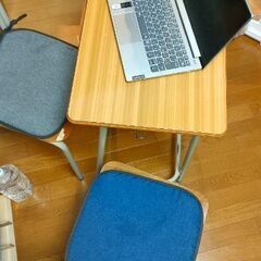 学校の机と椅子２脚です
