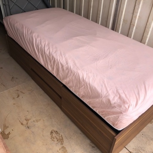 組み立て式　シングルベット　収納棚付き　マットレス付き