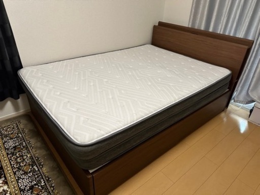 ダブルベッド　マットレス付き