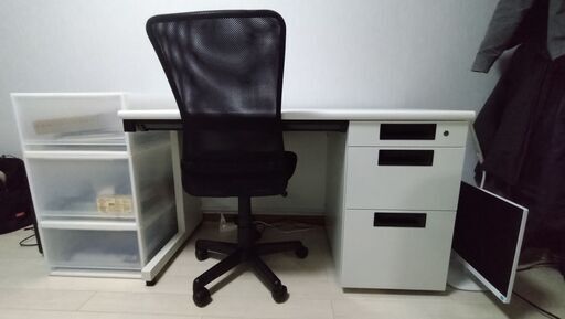 オフィスデスクとチェアのセット