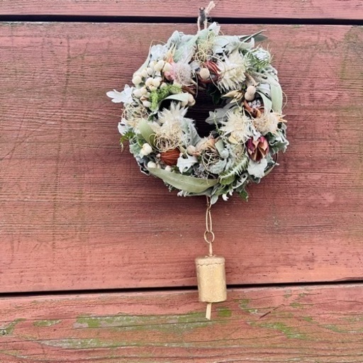 母の日や誕生日プレゼントに ベル付き自然感じるドライフラワーリース