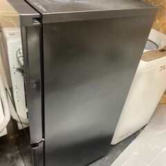 ☆美品￥17,800！Hisense　135㍑2ドア冷蔵庫　家電　HR-G13C-BR型　幅48㎝ｘ奥行58㎝ｘ高さ113㎝　【BD059】