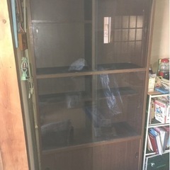 ガラス扉つき収納家具 