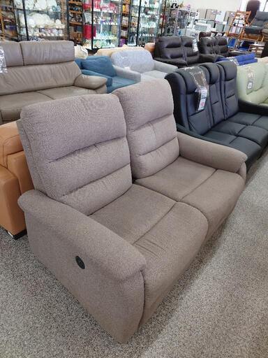 「ジモティー見た」で5％OFF！値下げしました！【2人掛け電動リクライニングソファ】2人掛け電動リクライニングソファ 二人掛けソファ ニトリ ファブリック USBポート付 :ベージュ