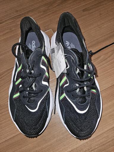 adidas スニーカー