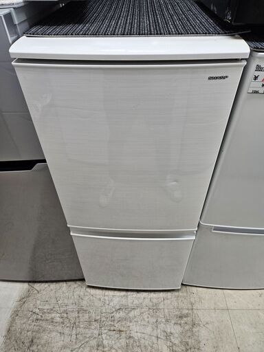 リサイクルショップどりーむ荒田店 No11247　シャープ　2ドア冷蔵庫　2017年製　容量137L　※取れない臭いがあります(´;ω;｀)