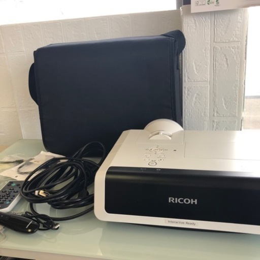 RICOH プロジェクター WX4241N R102 リモコン付き ケース付き ホワイト ホームプロジェクター 液晶プロジェクター 動作OK お買い得