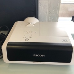 RICOH プロジェクター WX4241N R102 リモコン付き ケース付き ホワイト ホームプロジェクター 液晶プロジェクター 動作OK お買い得