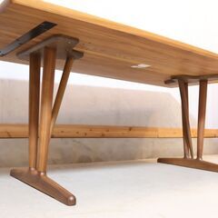 karimoku(カリモク家具)のウォールナット材を使用したCW6003 ダイニングテーブルです。片側がR形になった優しいデザインの食堂テーブルは北欧スタイルやカフェスタイルなどにもおススメです！