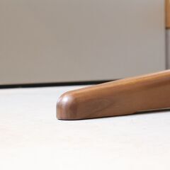 karimoku(カリモク家具)のウォールナット材を使用したCW6003 ダイニングテーブルです。片側がR形になった優しいデザインの食堂テーブルは北欧スタイルやカフェスタイルなどにもおススメです！