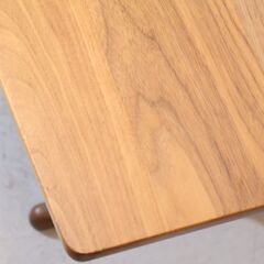 karimoku(カリモク家具)のウォールナット材を使用したCW6003 ダイニングテーブルです。片側がR形になった優しいデザインの食堂テーブルは北欧スタイルやカフェスタイルなどにもおススメです！