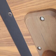 karimoku(カリモク家具)のウォールナット材を使用したCW6003 ダイニングテーブルです。片側がR形になった優しいデザインの食堂テーブルは北欧スタイルやカフェスタイルなどにもおススメです！