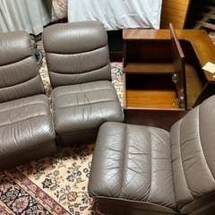 革のソファとカリモクのサイドテーブル