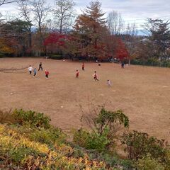 須賀川市翠ヶ丘公園北芝生広場でサッカーをしています。