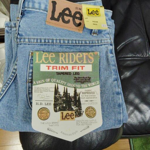 未使用品　デニム　Lee　ライダースRIDERS　29  約40年前購入した記憶です。　今の時代ビンテージ物が流行り　芸能人も古いジーンズなど100万円　200万円など購入してるみたいですよ