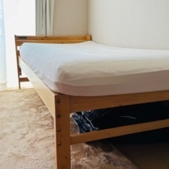 木枠のベッド
