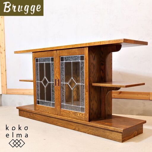 MITSUKOSHI(三越家具)の高級家具、Brugge(ブルージュ)のオーク材 サイドボードです。前扉にステンドグラスを使用した上品でクラシックなデザインのキャビネット。/カントリーハウス