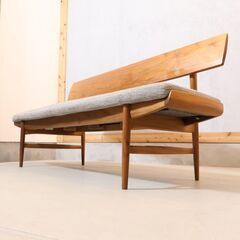 karimoku(カリモク家具)のCU72 ウォールナット材 ダイニングベンチです。シンプルな北欧スタイルの3人掛け長椅子はワイドタイプなのでしっかり3人が腰掛けられます♪カフェテイストなどに。