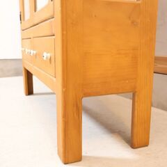 AUNT STELLA\'S(アントステラ)のパイン材 飾り棚です。アーリーアメリカンの伝統に根ざしたカントリースタイルのキュリオケース。三面ガラスになっているので、ディスプレイに最適です♪