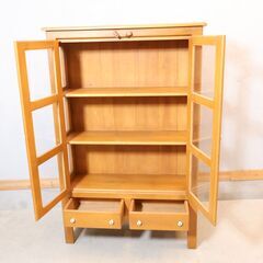 AUNT STELLA\'S(アントステラ)のパイン材 飾り棚です。アーリーアメリカンの伝統に根ざしたカントリースタイルのキュリオケース。三面ガラスになっているので、ディスプレイに最適です♪