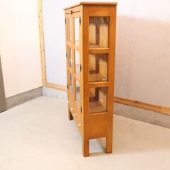 AUNT STELLA\'S(アントステラ)のパイン材 飾り棚です。アーリーアメリカンの伝統に根ざしたカントリースタイルのキュリオケース。三面ガラスになっているので、ディスプレイに最適です♪