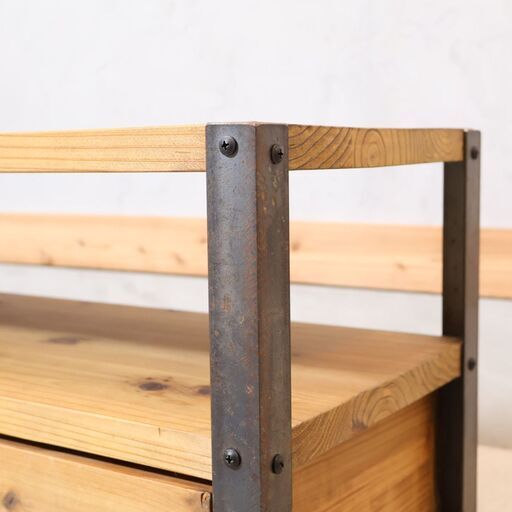 インダストリアルなテレビボードです。杉無垢材とアイアンの組み合わせ